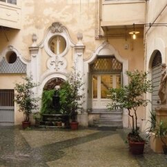 Rome, IT: Courtyard (1 of 5)